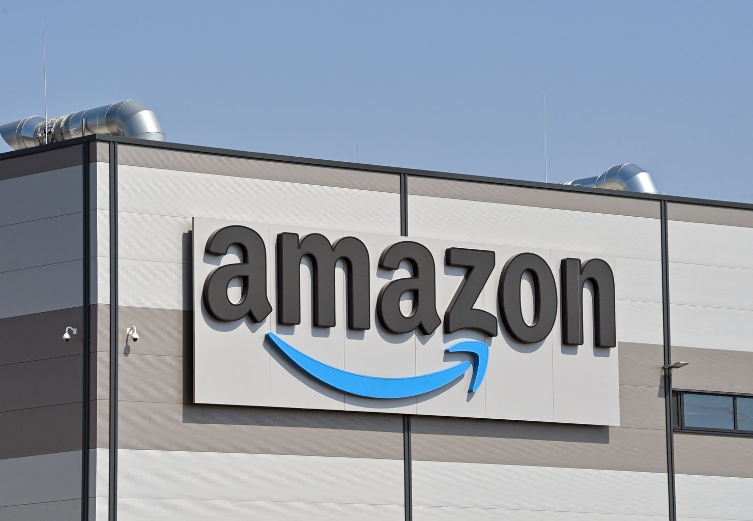 1,300 jobs to be created at major new Amazon site in Swindon